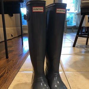 Great condition grey shiny Hunter Boot